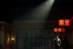 灯下手稿剧照：台灯下铺开的信纸与红色修改笔迹