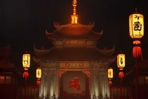 半程列车剧照：站台顶棚下忽明忽暗的一盏灯